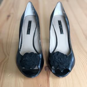 Bandolino Peep-toe pumps with floral detail, 8M